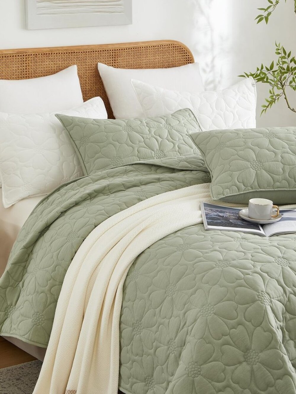 Sage Green Flower Pattern Quilt Queen Size, 3-Pieces Queen Quilt Bedding Set